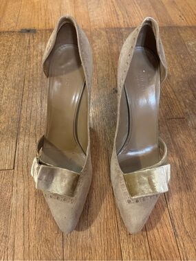 Suede Pointed-Toe Pumps with Bow Detail - Tan - size 9.5